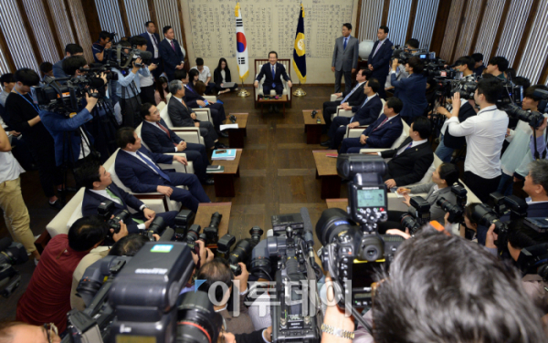 ▲정세균 국회의장이 10일 서울 여의도 국회에서 열린 여야4당 원내대표 정례회동에서 인사말을 하고 있다. 이동근 기자 foto@