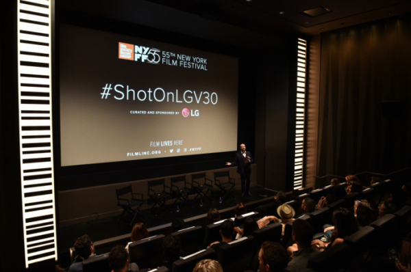 ▲15일 제 55회 뉴욕 필름 페스티벌에서 사회자가 LG V30로 촬영한 단편영화들을 소개하고 있다.(사진제공=LG전자)