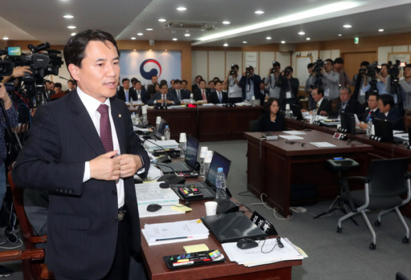 ▲자유한국당 김진태 의원이 16일 오후 과천 법무부 청사에서 열린 법제사법위원회 국정감사에서 더불어민주당 이춘석 의원과 언쟁을 벌인 뒤 감사장을 나서고 있다.(연합뉴스)