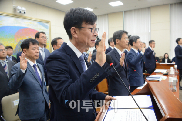 ▲19일 국회 정무위원회에서 열린 공정거래위원회 국정감사에서 김상조 공정위원장이 선서를 하고 있다.(사진=공정거래위원회)