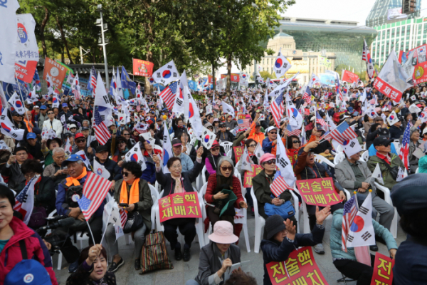 ▲14일 서울시청 앞에서 보수단체들이 박근혜 전 대통령 구속 연장을 반대하는 시위를 열었다. (사진=연합뉴스)