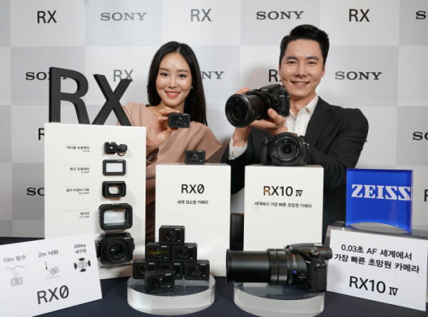 ▲소니코리아가 소니 프리미엄 하이엔드 카메라 RX 시리즈의 신제품으로 완전히 새로운 콘셉트의 세계 최소형 카메라 RX0와 세계에서 가장 빠른 초망원 카메라 RX10 IV를 국내에 공식 출시했다.
