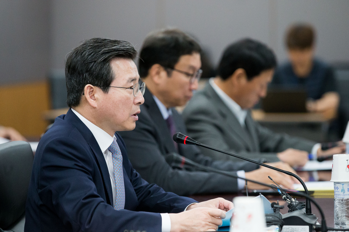 ▲김용범 금융위 부위원장은 1일 정부서울청사에서 금융공공기관·은행권 합동 '금융권 채용문화 개선회의'를 열어 최근 범정부적인 공공기관 채용비리 근철대책 취지를 설명하고, 향후 금융권 채용문화 개선을 위한 금융공공기관과 은행권의 적극적인 동참과 노력을 당부했다. 2017.11.1.