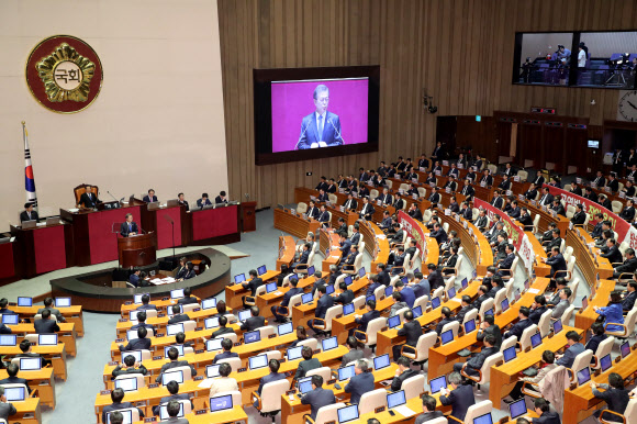 ▲문재인 대통령이 1일 오전 국회 본회의장에서 2018년도 예산안 시정연설을 하고 있다.(연합뉴스)