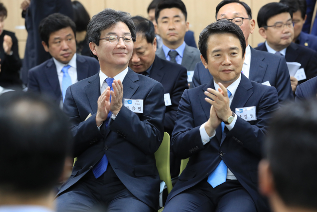 ▲바른정당 주호영 원내대표가 1일 오전 서울 여의도 바른정당 당사에서 열린 국회의원·원외위원장 연석회의에서 유승민 의원,남경필 경기지사가 박수를 치고 있다. 2017.11.1(연합뉴스)