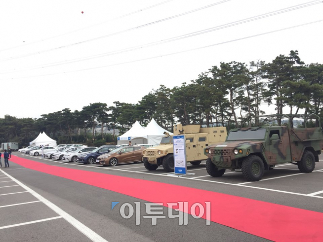 ▲밀리터리 존에 전시된 기아차 다목적전술기동차량도 눈길을 끌었다. (사진=이투데이)
