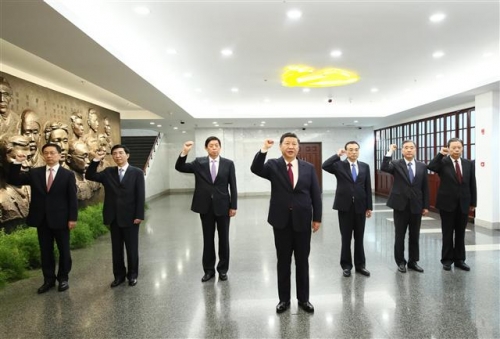 ▲시진핑(왼쪽에서 4번째) 중국 국가주석이 지난달 31일(현지시간) 다른 6명의 공산당 정치국 상무위원들과 함께 상하이의 1차 당대회 유적지를 방문해 공산당 선서를 하고 있다. 상하이/신화뉴시스