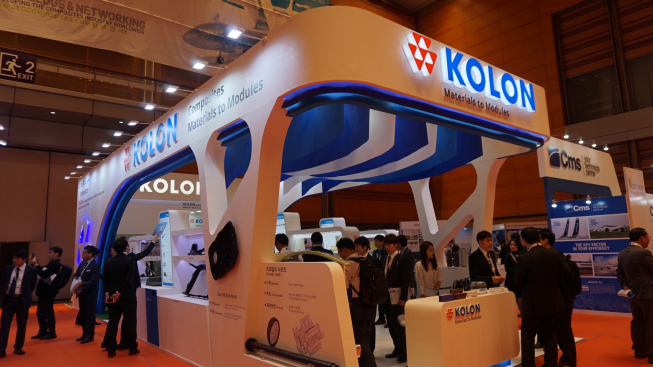 ▲코오롱복합소재센터가 1일부터 3일까지 서울 코엑스에서 열리는 국제복합소재 전시회인 ‘JEC ASIA 2017’에 참여한 가운데 관람객들이 부스를 둘러보고 있다.(사진제공=코오롱)