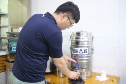 ▲사진=한국도로공사 순천완주고속도로 황전(전주방향)휴게소가 즉석 조리매장 이용객들에게 매실차와 오미지차를 무료로 제공해 좋은 반응을 얻고 있다.