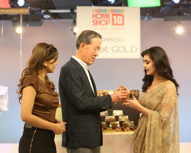 ▲허창수 GS 회장이 지난 1일 GS홈쇼핑의 인도 합작 홈쇼핑 '홈샵18' 스튜디오를 방문, 우리나라 중소기업 ㈜이엔엠이 수출한 마스크팩 제품이 인기리에 판매되고 있는 현장을 직접 확인하고 있다.(사진제공=GS그룹)