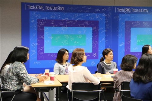 ▲삼정KPMG 여성조직원들이 지난 9월 열린 ‘KNOW’ 정기모임에 참석해 강연을 듣고 있다.(사진제공=삼정KPMG)