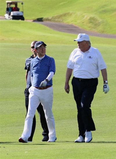 ▲아베 신조(왼쪽) 일본 총리가 지난 2월 도널드 트럼프 미국 대통령과 플로리다 주에서 골프를 치고 있다. 출처 일본 내각 홍보실 
