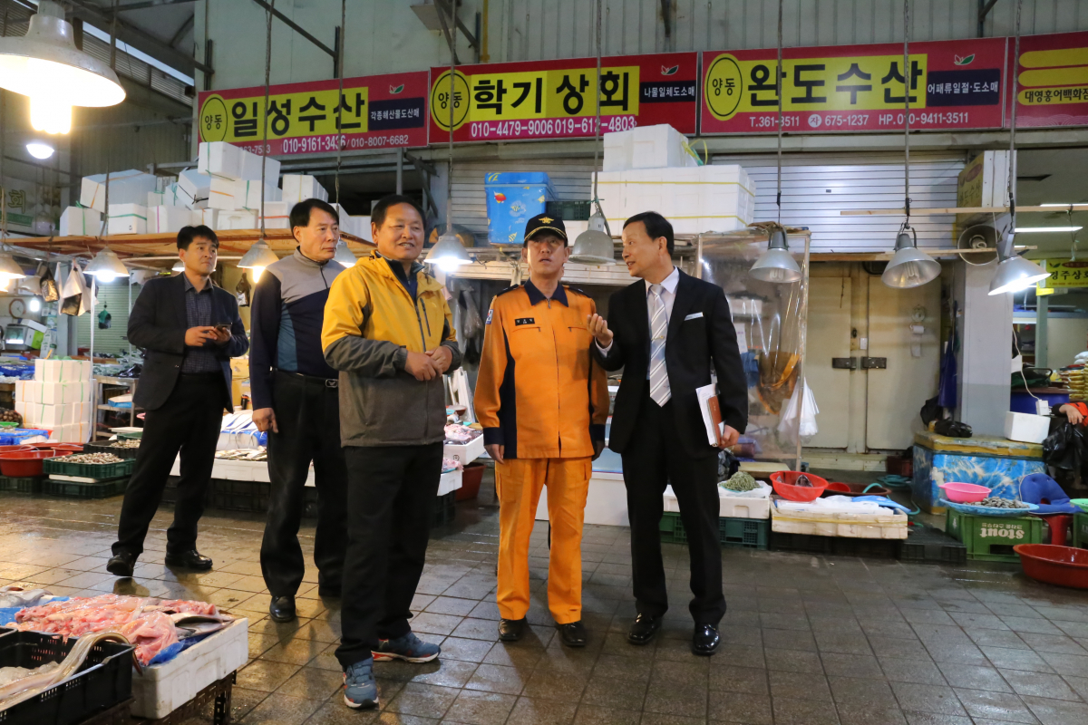 ▲2일 김조일 광주소방안전본부장(오른쪽 두번째)이 양동시장에서 관계자들에게 화재예방 추진 현황에 대해 듣고 있다. (제공=광주소방안전본부)