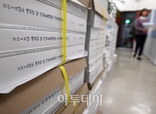 ▲3일 오전 서울 여의도 국회 예산결산특별위원회 행정실에 각 부처에서 보내온 2018년도 예산안 및 기금운용계획안 등 참고 자료들이 쌓여 있다. 국회는 이날 예결특위의 공청회를 시작으로 429조원에 달하는 내년도 예산안 심사에 돌입한다. 이동근 기자 foto@