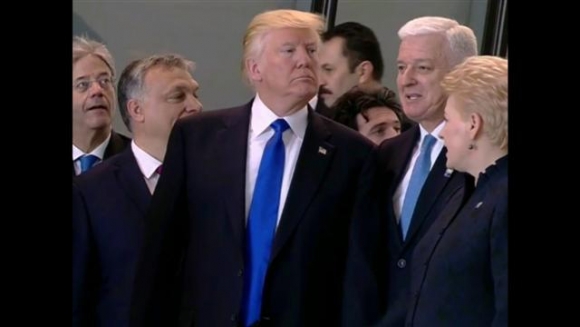 ▲도널드 트럼프 미국 대통령이 5월 25일 열린 북대서양조약기구 정상회의에서 몬테네그로의 두스코 마르코비치 총리를 밀쳐내고 앞으로 나서고 있다. 사진=유튜브 장면 캡처