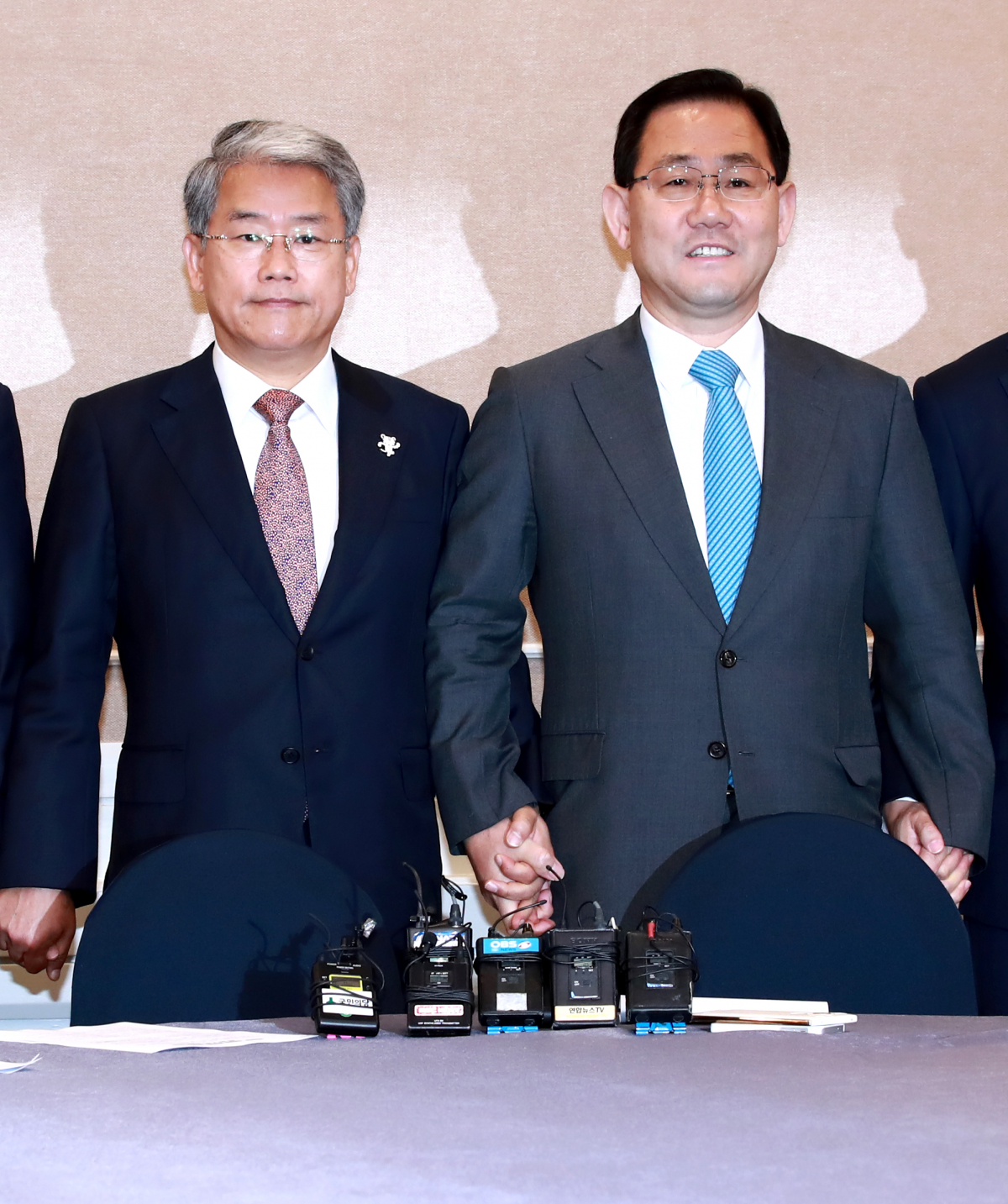 ▲김동철 국민의당 원내대표와 주호영 바른정당 대표 권한대행 겸 원내대표가 3일 오전 국회에서열린 공동기자간담회에 참석해 손을 잡고 있다. (연합뉴스)