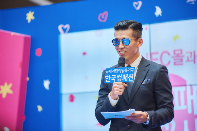 ▲3일 오후 서울 여의도 IFC몰 L3 사우스아트리움에서 열린 한국컴패션 일반인 홍보대사(VOC) 10주년 기념 행사에서 컴패션 홍보대사인 가수 션이 컴패션을 통해 300명이 넘는 어린이를 후원하게 된 이야기를 전하고 있다.(사진제공=한국컴패션)