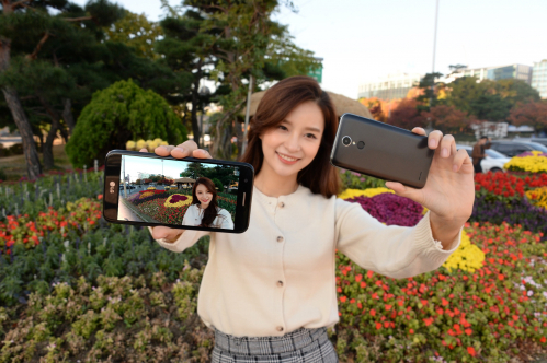 ▲LG전자 모델이 20만 원대 실속형 스마트폰 LG X401을 소개하고 있다. (사진제공=LG전자)