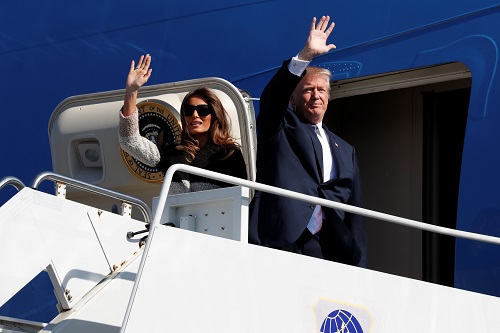 ▲도널드 트럼프 미국 대통령이 도쿄도 요코타 미군기지에 도착해 전용기에서 내리면서 손을 흔들고 있다. (연합뉴스)