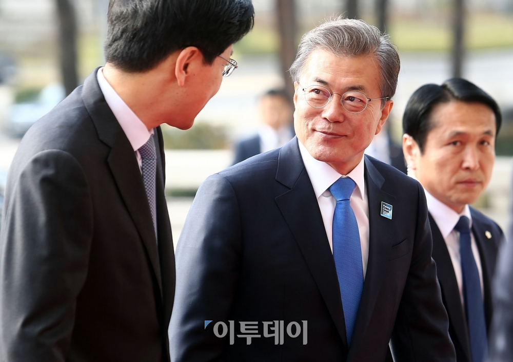 ▲문재인 대통령이 1일 오전 내년도 예산안의 국회 본회의 상정에 따른 시정연설을 위해 국회에 들어서고 있다. 문 대통령이 국회를 찾은 것은 지난 6월 헌정사상 처음으로 추경 시정연설 이후 두 번째다. 국회사진취재단(이투데이DB)