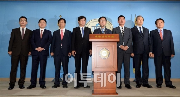 ▲김영우(오른쪽에서 네 번째) 의원 등 바른정당 통합파 의원들이 6일 서울 여의도 국회 정론관에서 탈당 성명서를 발표하고 있다. 이동근 기자 foto@ 