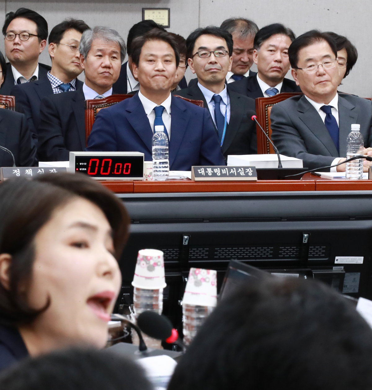 ▲임종석 대통령 비서실장과 정의용 국가안보실장이 6일 오후 국회에서 열린 운영위원회 국정감사에서 전희경 자유한국당 의원의 발언을 듣고 있다. (연합뉴스)