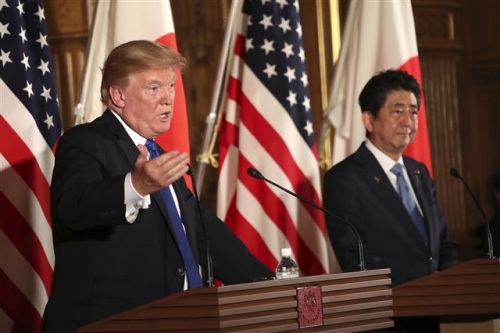 ▲도널드 트럼프(왼쪽) 미국 대통령이 6일(현지시간) 아베 신조 일본 총리와 정상회담 후 공동 기자회견을 하고 있다. 도쿄/AP뉴시스 