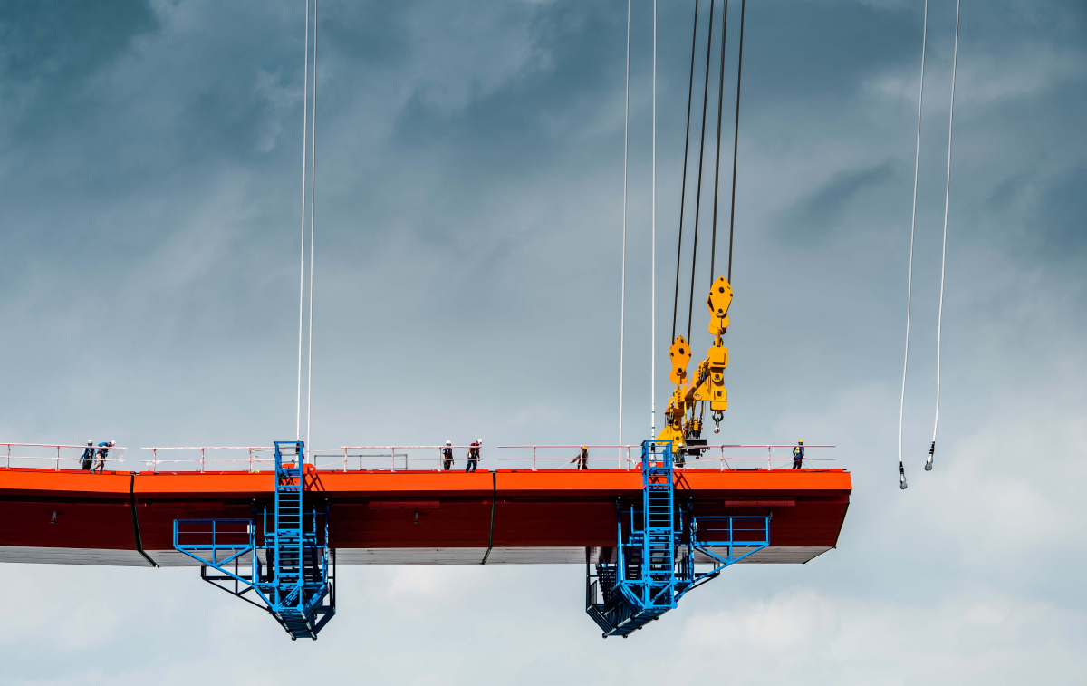 ▲대한상의 사진공모전에서 대상을 수상한 조유훈 씨의 '현수교 건설'(사진제공=대한상의)