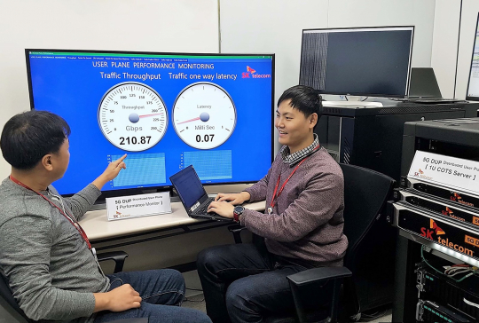 ▲SK텔레콤 연구원들이 분당 소재 네트워크 기술원에서 LTE 대비 10배의 트래픽을 처리할 수 있는 기술을 도입한 5G 네트워크 장비를 시연하고 있다. (사진제공= SK텔레콤 )