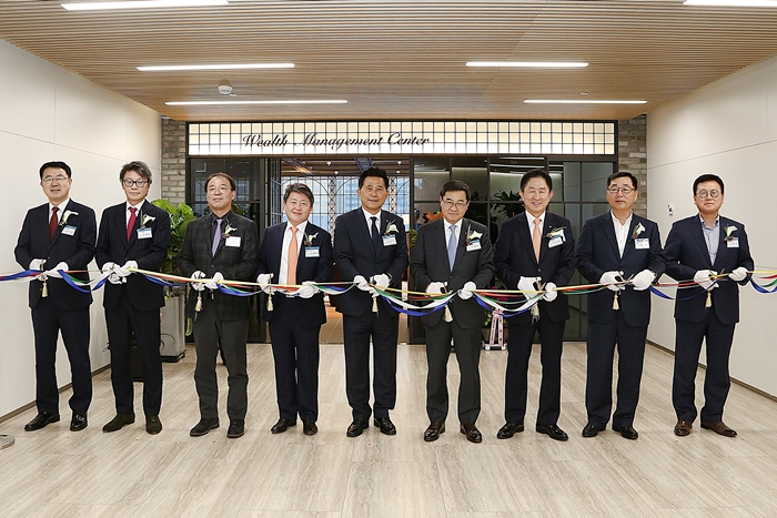 ▲왼쪽부터 김성엽 하나은행WM사업단 본부장, 전병국 하나금융투자 CLUB1본부 본부장, 롯데월드타워WM센터 손님, 롯데월드타워WM센터 손님, 이만수 하나금융투자 롯데월드타워WM센터 센터장, 이봉철 롯데지주 부사장, 이진국 하나금융투자 대표이사, 박현철 롯데물산 대표이사, 이광영 롯데자산개발 대표이사가 지난 6일 KEB하나은행 롯데월드타워WM센터 오픈 기념행사를 마치고 기념촬영을 하고 있다. (사진제공=하나금융투자)