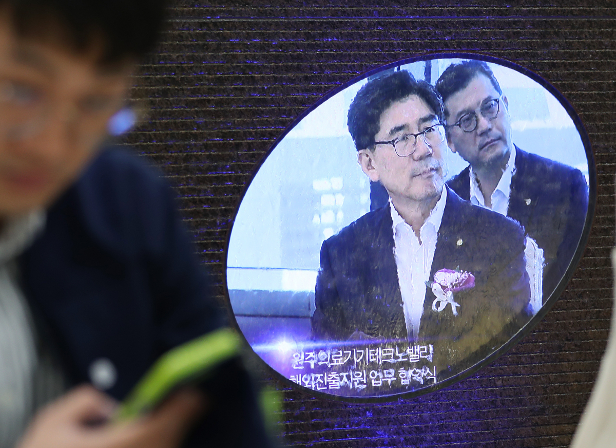 ▲ 이광구 우리은행장이 채용비리 논란에 사퇴의사를 밝힌 2일 오후 서울 중구 소공로 우리은행 본점 로비에 이 은행장의 동영상이 나오고 있다.(연합뉴스)