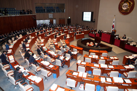 ▲ 7일 오전 국회에서 열린 예산결산특별위원회 전체회의에 자유한국당 의원들의 자리가 비어 있다. (연합뉴스)