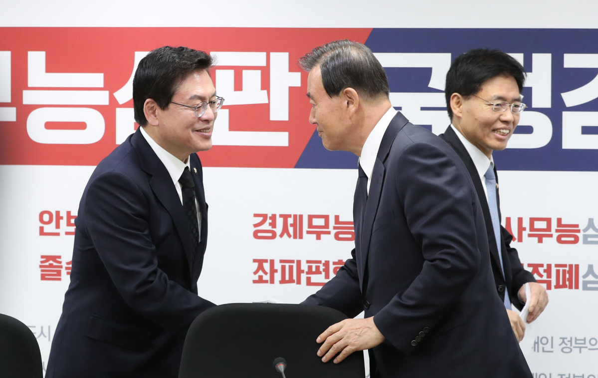 ▲<YONHAP PHOTO-1443> 악수하는 정우택-홍문표 (서울=연합뉴스) 안정원 기자 = 자유한국당 정우택 원내대표(왼쪽)와 홍문표 사무총장이 7일 오전 국회에서 열린 원내대책회의에서 악수하고 있다. 2017.11.7jeong@yna.co.kr/2017-11-07 08:59:05/<저작권자 ⓒ 1980-2017 ㈜연합뉴스. 무단 전재 재배포 금지.>(연합뉴스)