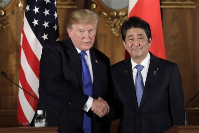 ▲도널드 트럼프 미국 대통령(왼쪽)과 아베 신조 일본 총리(오른쪽)이 지난 6일(현지시간) 악수를 하고 있다. 도쿄/EPA연합뉴스
