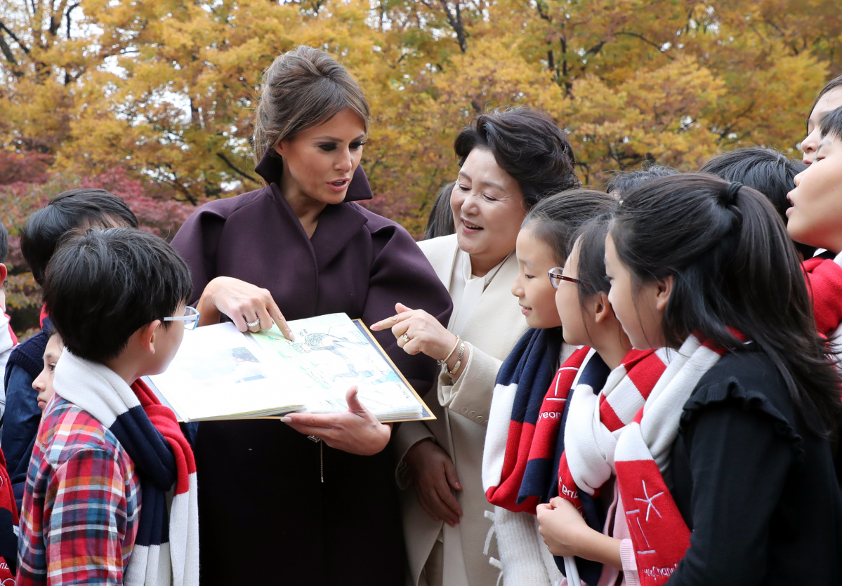 ▲김정숙 여사와 멜라니아 트럼프 여사가 7일 오후 청와대 녹지원에서 한미 어린이 환영단을 만나 즐거운 시간을 보내고 있다.(연합뉴스)