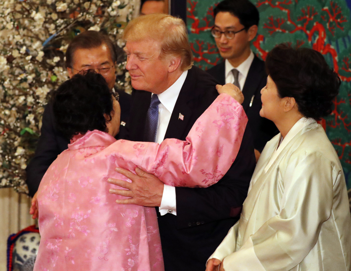 ▲도널드 트럼프 미국 대통령이 7일 청와대에서 열린 국빈만찬에서 일본군 위안부 피해자 이용수 할머니와 포옹하며 인사하고 있다.(연합뉴스)