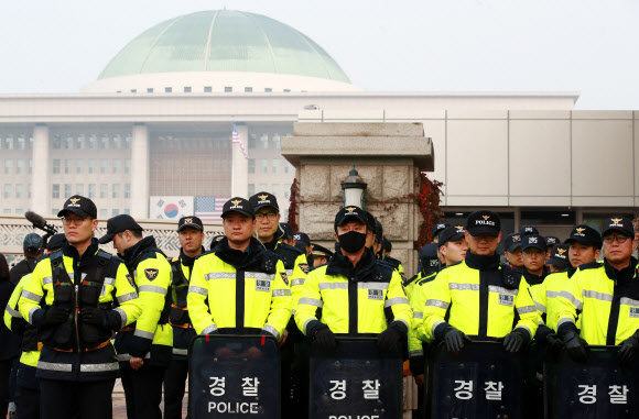 ▲도널드 트럼프 미국 대통령의 국회 연설이 예정된 8일 오전 서울 여의도 국회의사당 정문 앞에 경찰들이 근무를 서고 있다.(연합뉴스)