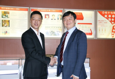 ▲사진=(주)디지엔스 우인구 대표(우측), 온주상회 리신의 부총재(좌측)