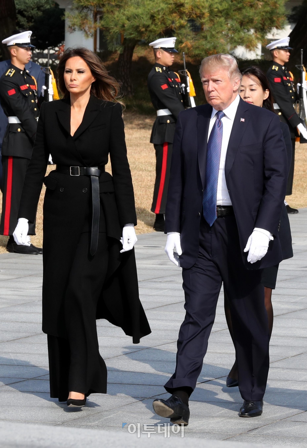 ▲도널드 트럼프 미국 대통령과 부인 멜라니아 여사가 8일 오후 서울 동작구 국립서울현충원 현충탑에 참배를 하기 위해 이동하고 있다 .(사진공동취재단)