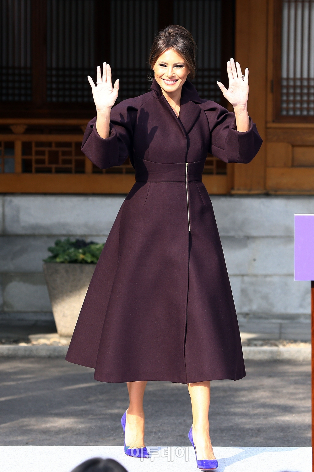 ▲미국 대통령 도널드 트럼프의 부인 멜라니아 트럼프 여사가 7일 오후 서울 중구 주한미국대사관저에서 열린 '걸스 플레이2(Girls Play2)' 행사에 참석하고 있다.주한미국대사관이 추진하는 '걸스 플레이2'는 공공 외교 캠페인의 일환으로 2018 평창 동계올림픽대회를 지지하는 국민적 성원을 바탕으로 여학생들의 학교 체육 활동 참여를 확대하는데 목적이 있다.(사진공동취재단)