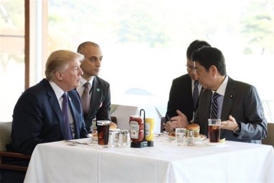 ▲도널드 트럼프 미국 대통령과 아베 신조 일본 총리가 5일(현지시간) 햄버거 오찬을 가졌다. 출처=아베 총리 트위터