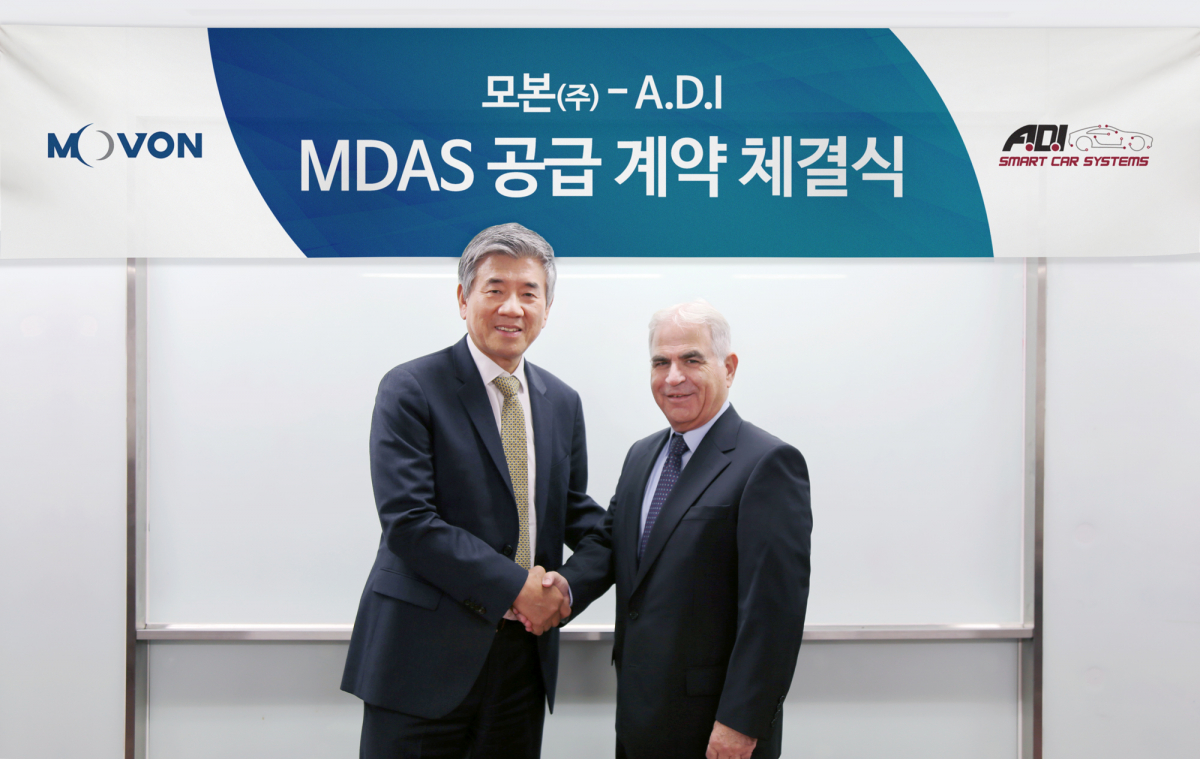 ▲모본은 최근 이스라엘의 차량 전장제품 유통기업 A.D.I시스템과 112억원 규모의 ADAS 공급 계약을 체결했다. 왼쪽부터 조균하 모본 부사장, 모티 코소브스키 A.D.I자동차 시스템 부사장.(사진제공=모본)