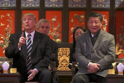 ▲도널드 트럼프(왼쪽) 미국 대통령과 시진핑 중국 국가주석이 8일(현지시간) 자금성 안에서 함께 경극을 관람하고 있다. 베이징/AP뉴시스