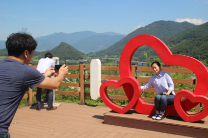 ▲사진=한국도로공사 순천완주고속도로 황전(전주방향)휴게소 전망대를 찾은 한 연인이 ‘사랑의 포토존’에서 사진을 찍고 있다. 황전휴게소 제공