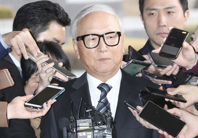 ▲10일 오전 9시 16분께 서울 서초구 서초동 서울중앙지검에 피의자 신분으로 출석한 이병호 前 국정원장.(뉴시스)