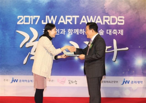 ▲9일 이종호(오른쪽) JW중외제약 명예회장이 장애인의 예술활동을 지원하는 ‘2017 JW 아트 어워즈’ 대상 수상자인 홍한세 씨에게 상패를 수여하고 있다. 사진제공 JW중외제약