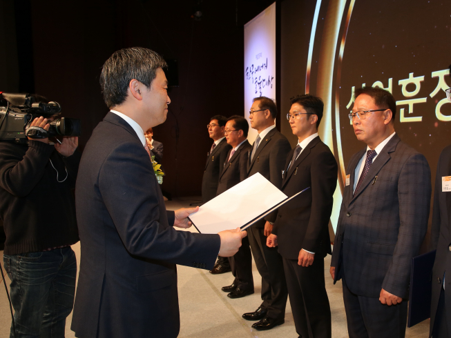 ▲여천NCC 박규철 전무이사가 9일 서울 여의도 63컨벤션센터에서 열린 '제39회 한국에너지효율대상'에서 철탑산업훈장을 수상했다.(사진제공=여천NCC)