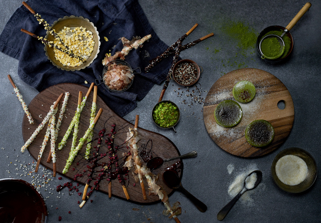 ▲프리미엄 바이닐 뮤직 바로 새롭게 단장한 파크 하얏트 서울의 '더 팀버 하우스'가 홈메이드 빼빼로를 선보였다. '가츠오부시 빼빼로'를 포함해 총 라즈베리, 망고, 와사비 등 총 4가지 맛을 개발했다. (사진제공=파크 하얏트 서울 )