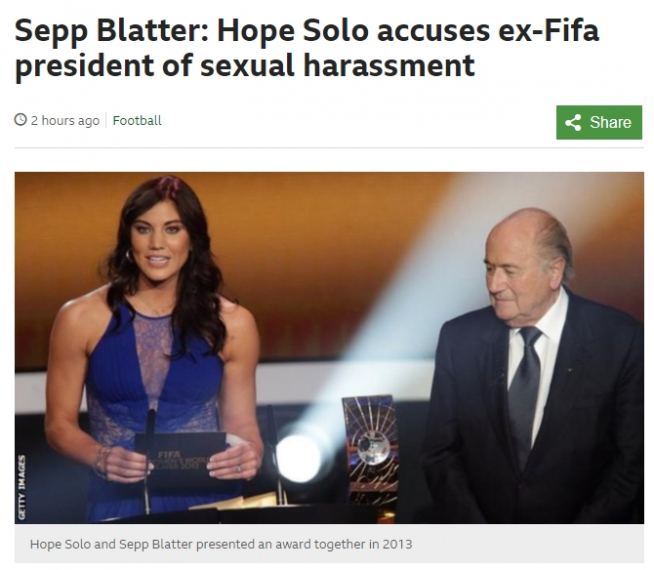 ▲지난 2013년 1월 8일 스위스 취리히에서 열린 발롱도르 시상식에서 제프 블래터 전 FIFA 회장(오른쪽)과 미국 여자축구 선수 호프 솔로가 올해의 여자 선수상 시상에 앞서 무대 위에 올랐다. 호프 솔로 선수는 당시 무대 뒤에서 블패터 회장이 자신의 신체를 만졌다고 주장했다. (출처=英BBC 온라인)