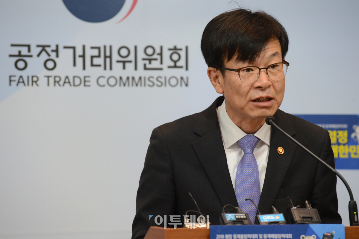 ▲10일 김상조 공정거래위원장이 정부세종청사 공정거래위원회에서 '공정거래 법집행체계 개선TF' 논의결과 중간보고서 사전브리핑을 하고 있다.(출처=공정거래위원회)
